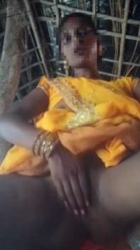 Bhabhi Yellow Saree Me Chut Dikha Rahi Hai Ungli Dal Kar Pani Nikal Diya