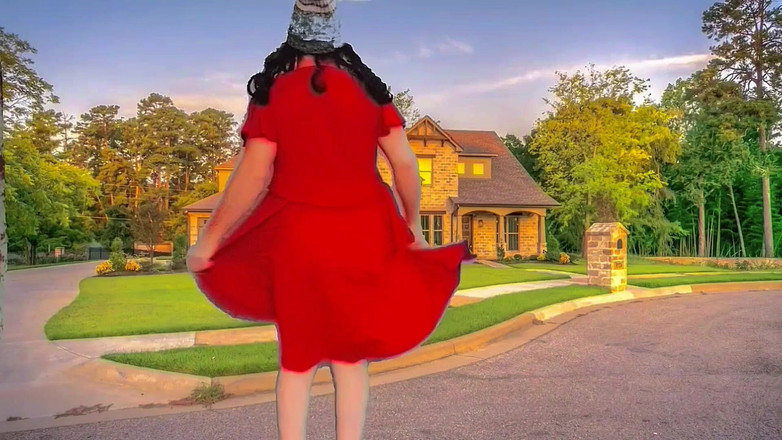 Kitty_Cross: 甜美的变性女孩靠在墙上，Coy微笑