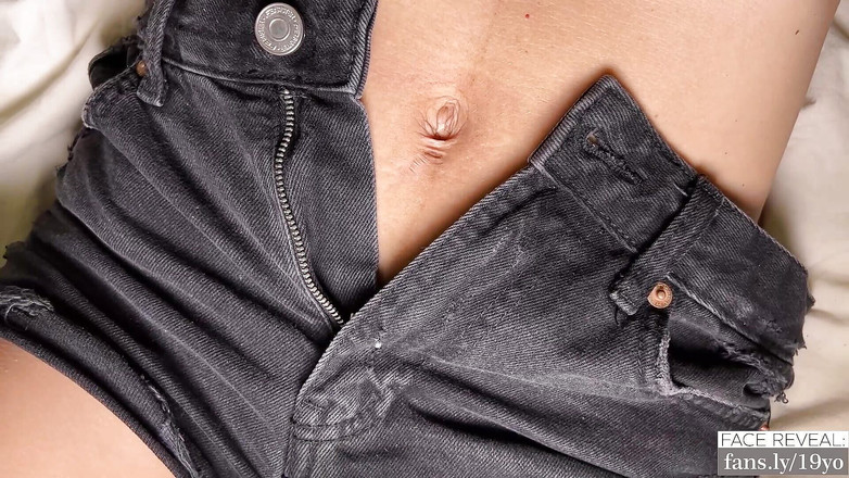 Gigi oficial: Adik tiri bilang: kamu kalah dalam permainan kartu. Taruhannya jilat...