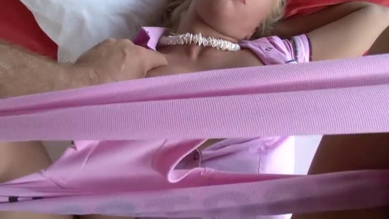 Double Trouble: Blonďatá holka s dokonalým kulatým zadkem je ošukaná venku