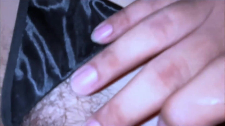 Hashini Hirunika: Crot di mulut
