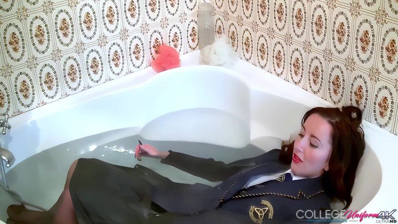 College Uniform: Dags att bli våt med Sophia Smith