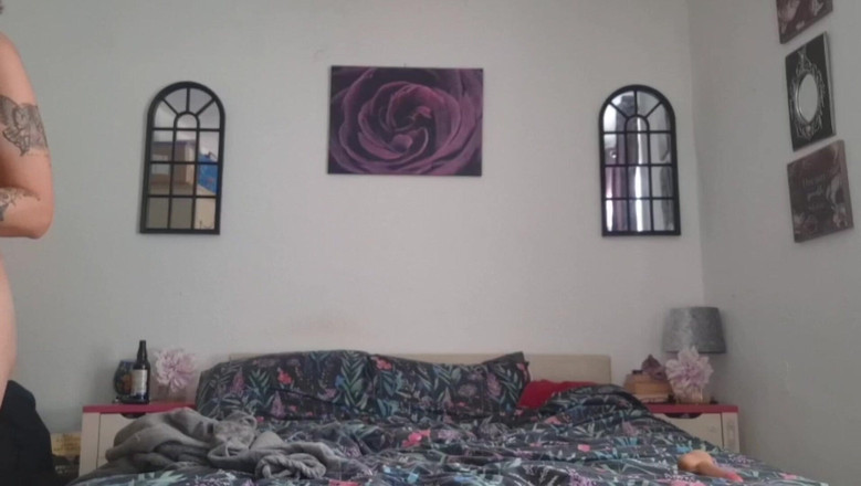 Natasha Love: Evde yalnız ve azgın