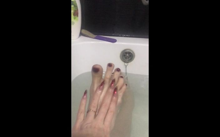 Bad ass bitch: Pretty Long Feet in the Bath