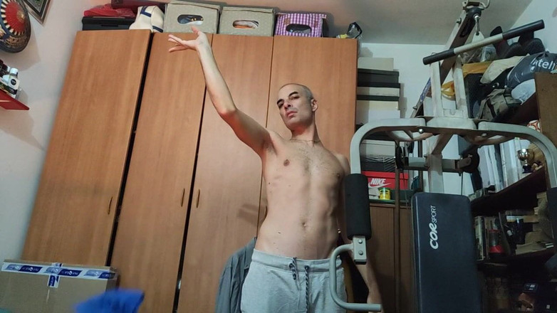 ceien: Streep moje tělo v tělocvičně