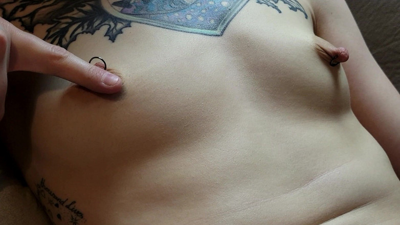 Innocenttemptation: Пухлые соски. Милашка играет со своими сосками