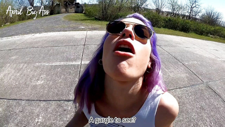 April BigAss: Avalage risqué de pipi jaune dans la rue