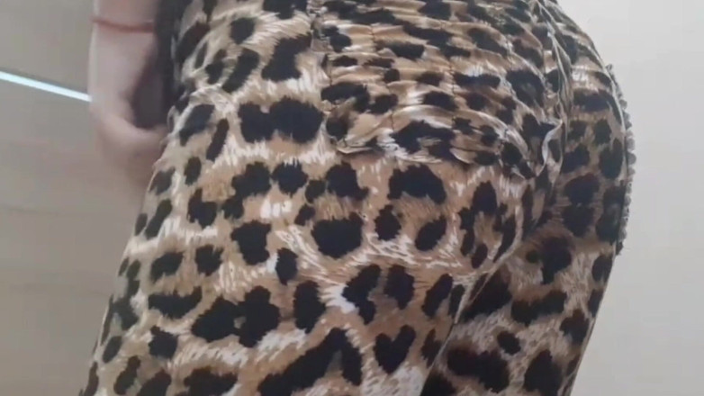 Josani Gwen: Leggins and sexy big ass touching hole