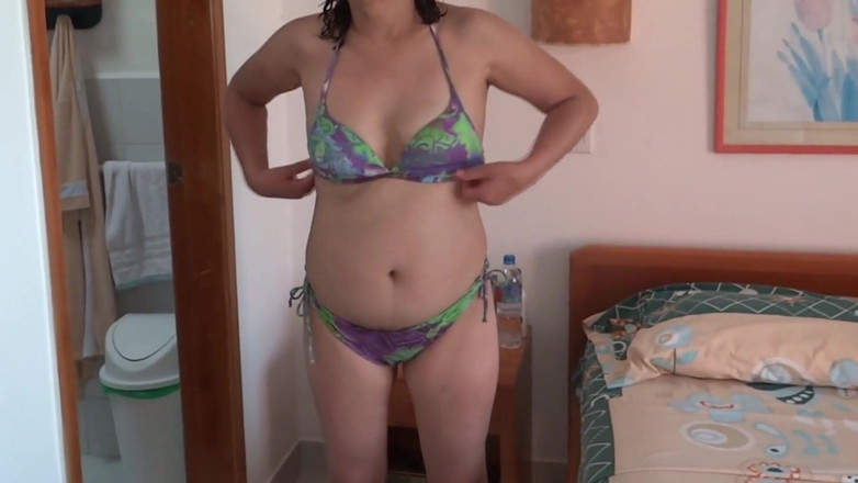 Ardientes69: 视频 2/3 - 我 58 岁的毛茸茸的妻子在海滩上闪烁，手淫，性交，射液