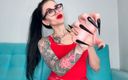 Julia domaina: Черные длинные ногти, резкие шпильки, сосание длинных пальцев, дрочка со слюной и красными кружевами в нижнем белье