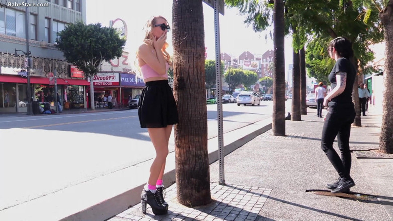 Lesbian Babe Stare: Мила блондинка по сусідству трахається з фейсивною жінкою