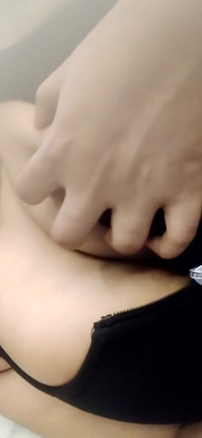 Aria Mia: バスで巨乳を見せて他の乗客を誘惑する少女