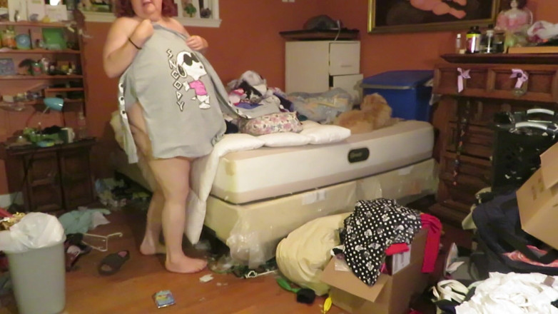 BBW nurse Vicki adventures with friends: Folding my laundry in the nude