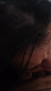 卡罗尔·热妻在床上呻吟着，温顺的戴绿帽者全程拍摄