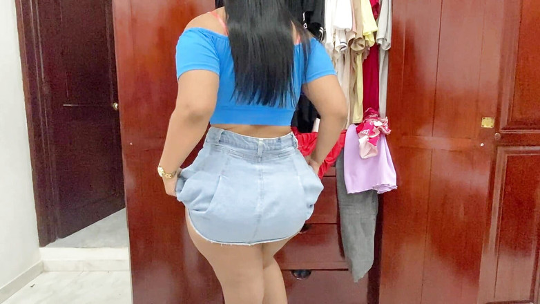 Katrina4deluxe: Pembantu rumah seksi dan menggairahkan menunjuk-nunjukkan lekuknya semasa berpakaian