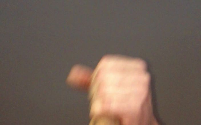 White Ukrainian Dick: Ледачий мастурбує маленький необрізаний білий член.
