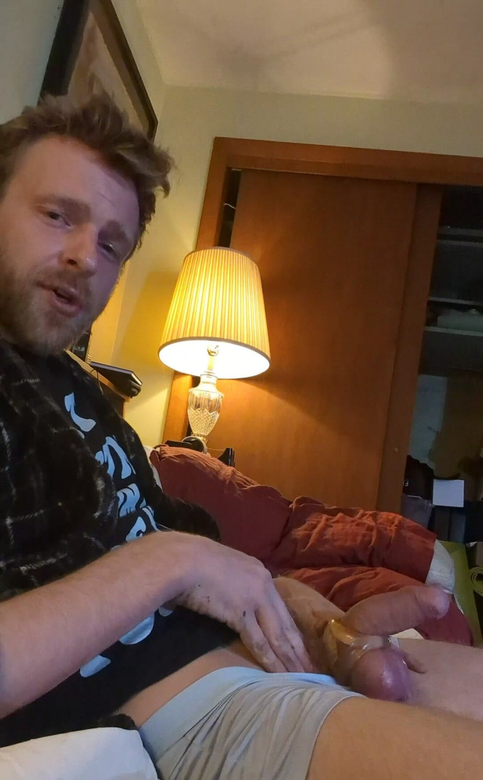 Samuel: Încep cu o pulă bună, semi erectă, netăiată. Dă-mi feedback...