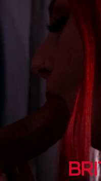 Zrzavá sestra saje ptáka u gloryhole