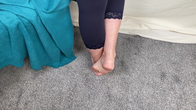 Mr MF: Bayan olgun ayaklar sapık meme oyuncaklarıyla oynuyor