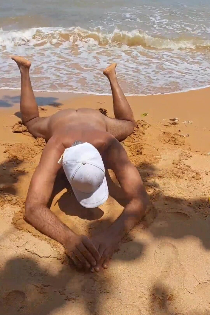 Ladysilvas: Ladysilva exhibe son cul sexy sur la plage à poil