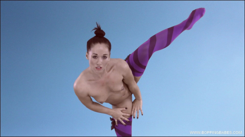 Bopping babes: Kiki Devine - 부드러운 누드