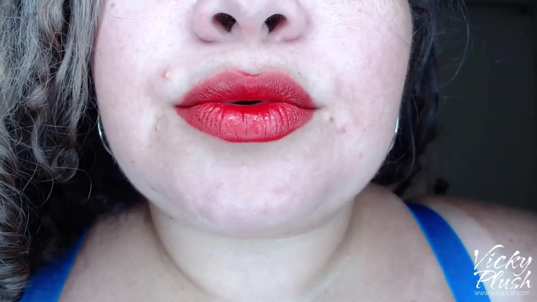 Vicky Plush: Bibir merah menggoda