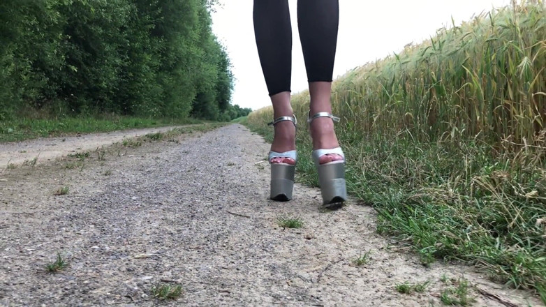 Goddess Lena: Pissing with my plateau heels