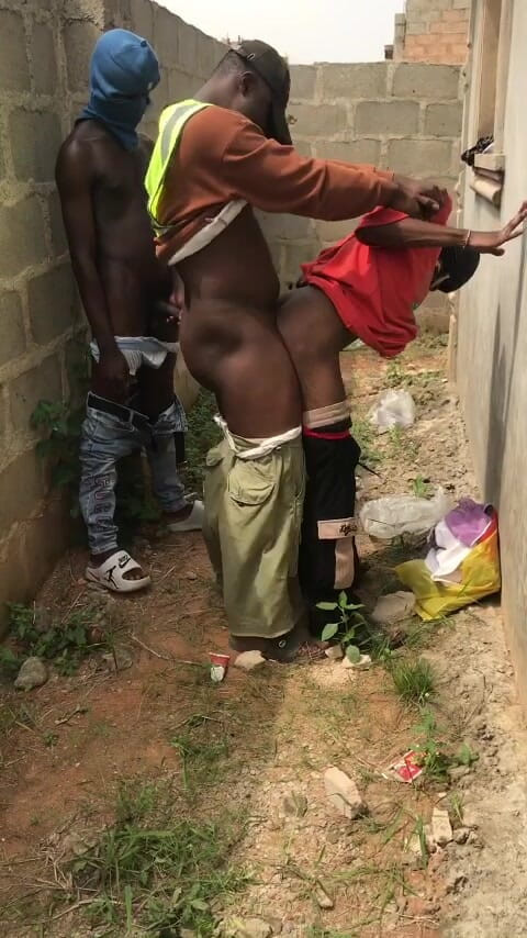 Sexylary: 내 배다른아빠와 그의 친구가 울타리가 있는 집 뒤에서 나를 따먹어