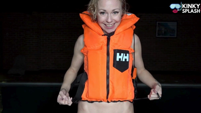 UKCuteGirl Lucy Lauren: Punheta comigo em Meu Colete Salva-Vidas