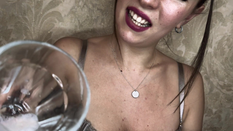 Hottie goddess: Slijm meesterlijke lippen met lippenstift en spugen in glas