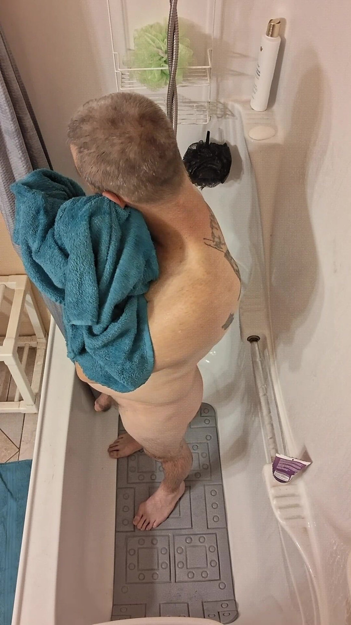 DubeSnackes: DubeSnackes, "Ora dușului", frecând bule de săpun pe tot corpul meu,...