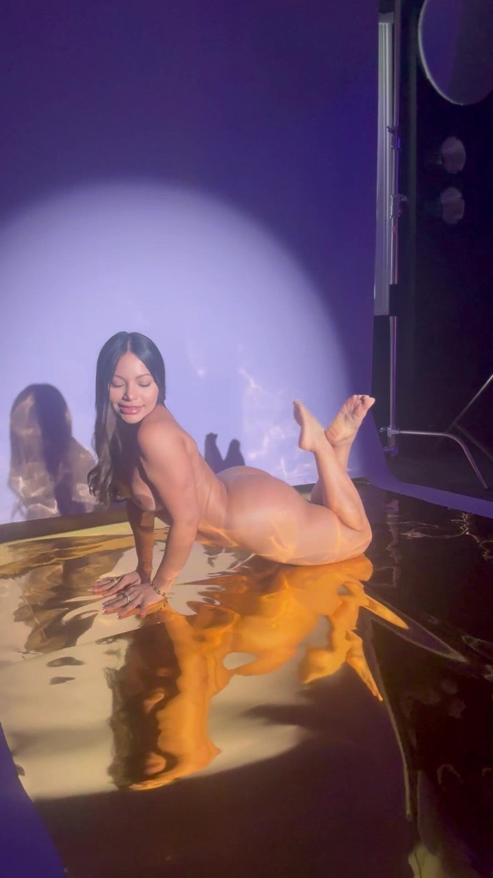 BrandySalazar: Modelo dá ao fotógrafo um pau duro balançando a bunda