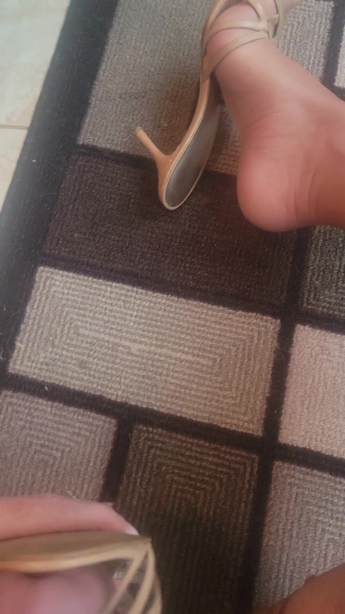 Feet Lover: Jacking za pomocą obcasów i nylonów i orgazm na piętie