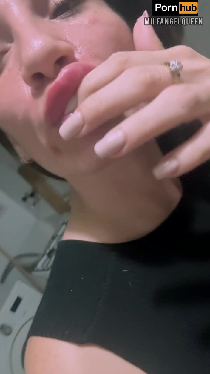 AngelQueen: Tante seksi yang punya kemauan untuk ngentot. Aku pengen jadi...