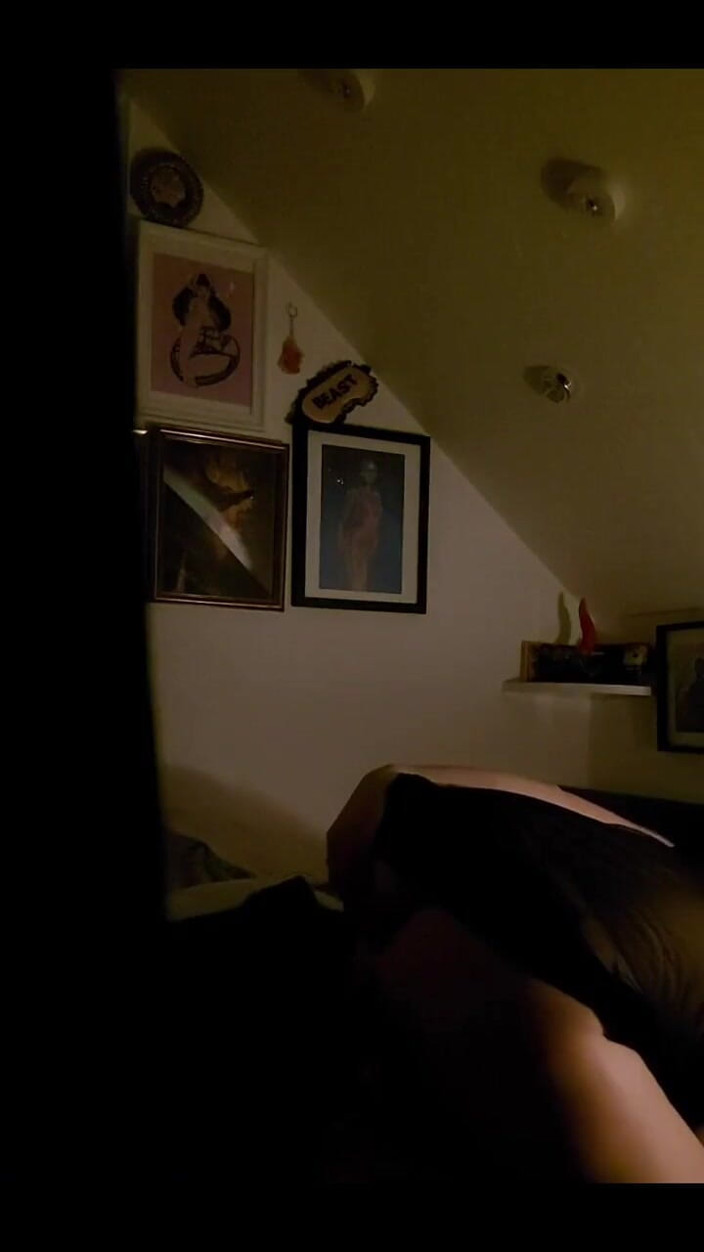 CherryOrchid: Pov sei il mio compagno di stanza peeker che vaga...