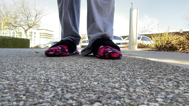 Tan feets: 公共拖鞋外的棕褐色诱惑与天然指甲