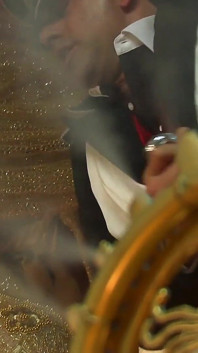 Das geile schätzchen priya rai wird von einem großen schwanz auf dem sofa gefickt