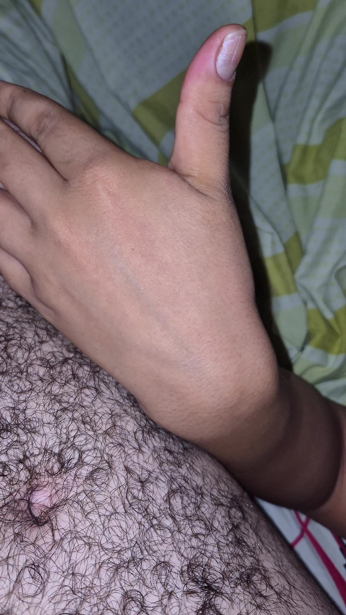 Pikaa6: Aku menyentuh payudara istri tersayang sambil melihat telepon