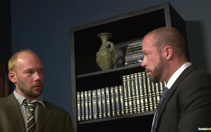 Daddy Sex Files: Ademenit într-o orgie homosexuală