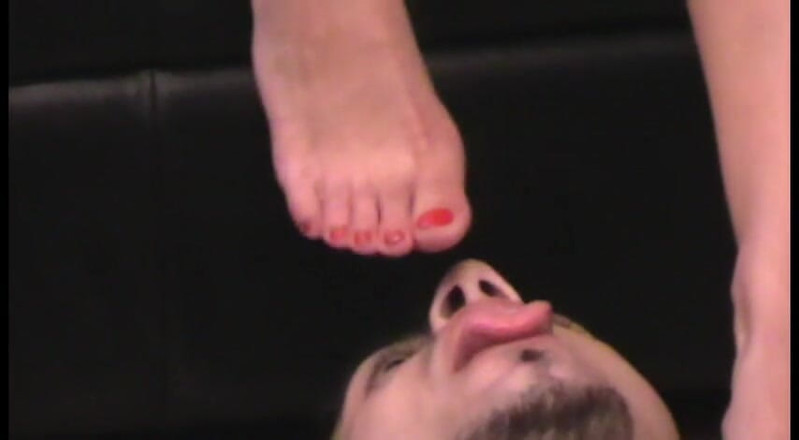 Foot Girls: Mistress Muna plays with her slave