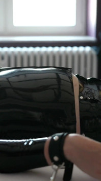 Op gezicht zitten op de beperkt toegankelijke rubberslaaf