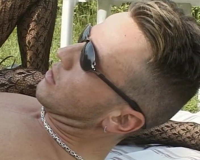 BB Video - Old School: Německá amatérka Teen venkovní footjob se sexy blondýnou