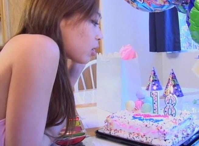 Teens Get it Hard: 黑发亚洲少女用坚硬的鸡巴和假阳具庆祝她的18岁生日