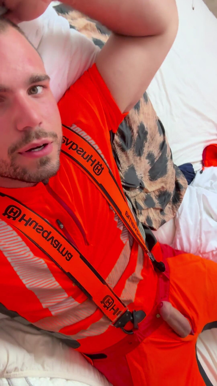 Tyler Blake: Tyler Blake Jerking off in Hivis Lumberjack Workwear - Muscle Flexes &amp;...