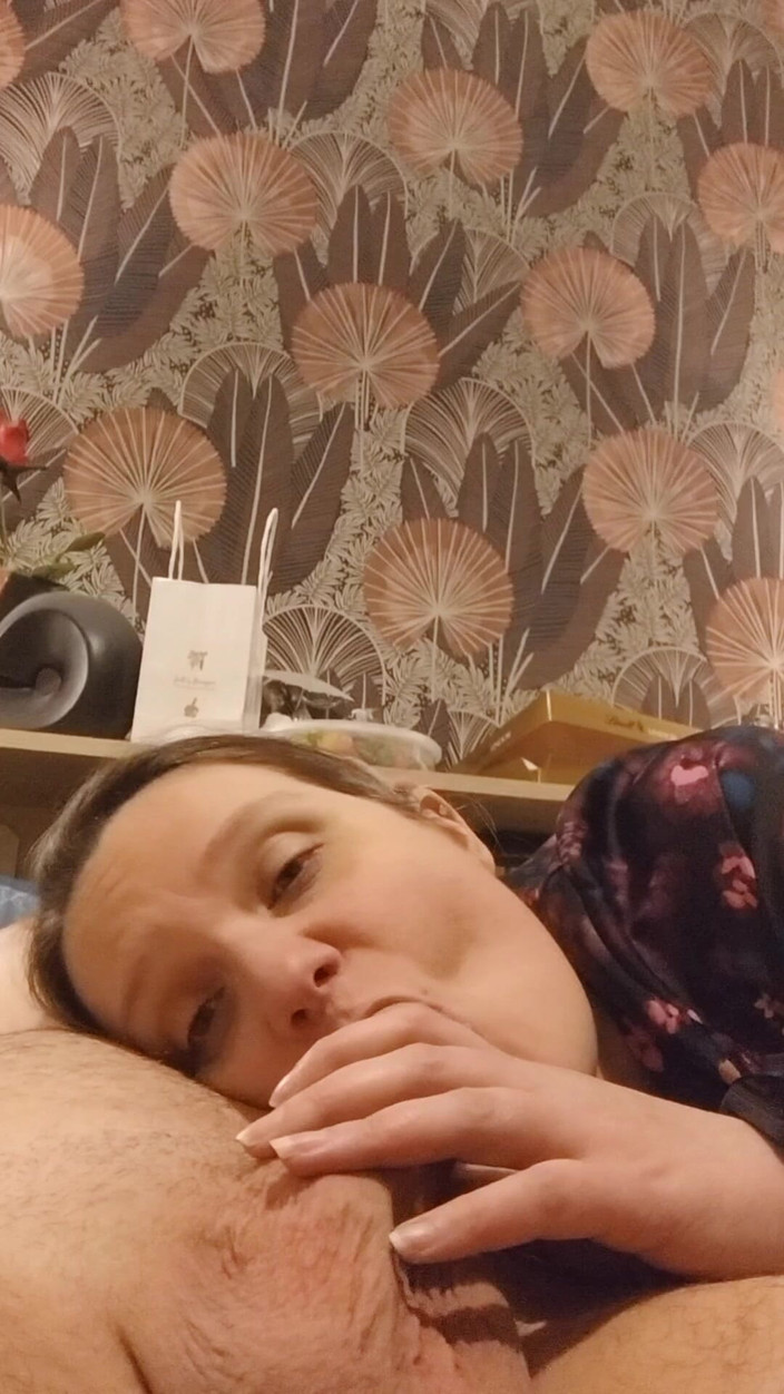 Titi77: Elle Suce Et Étale Le Sperme De Son Jeune Amant En...