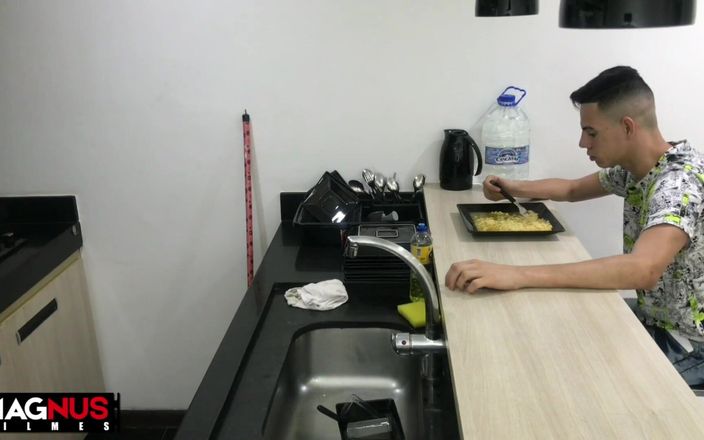Magnus filmes: Wanita tukang bersih-bersih nyepong kontolku di dapur