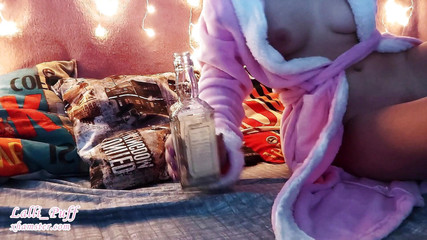 Lalli_Puff: 나는 병 위에 앉아 내 주스를 빨아