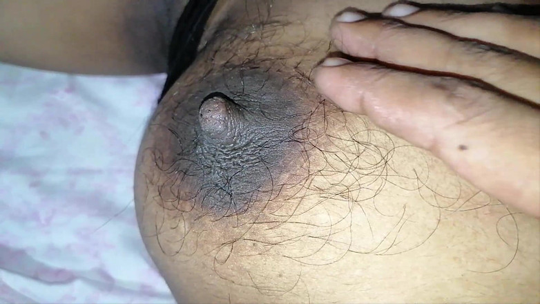 Sweety In Bed: アジアの女の子、非常にタイトなマンコと小さなおっぱい、彼女は毛深い女王です、クソ、体、リラックスした後