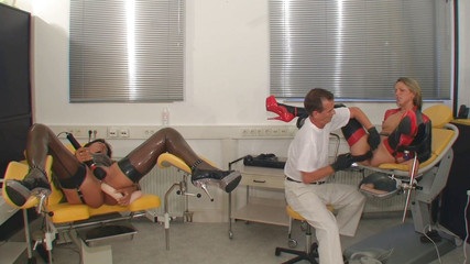 Rubber & Clinic Studio - 1ATOYS: 2 橡胶荡妇 - 在妇科桌子上的拳交乐趣