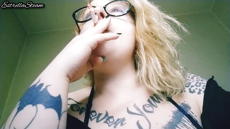 Estrella Steam: Rubia fuma un cigarrillo sin audio